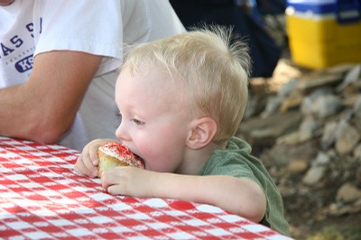 This is how you eat a cupcake